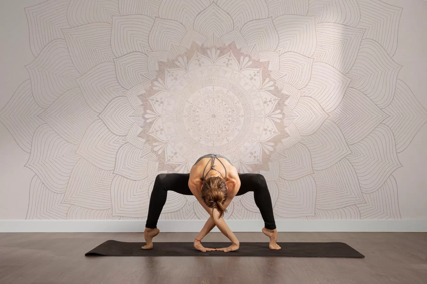 fototapet Mandala rotundă, tapet pentru spațiul de yoga sau pentru a armoniza spațiul personal. Mandala de perete în culori pastelate calde pe un fundal neregulat texturat w01088