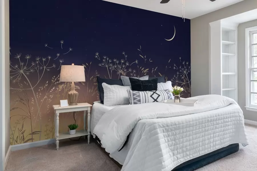 fototapet Dandelions cu flori sălbatice pe un fundal de apus de soare cu un cer albastru și luna w08567