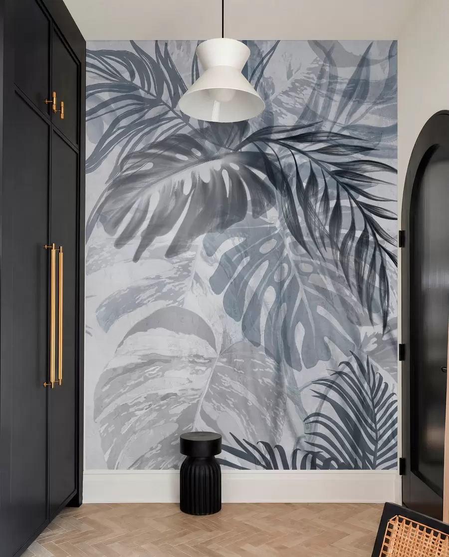 fototapet Monstera și frunze de palmier în nuanțe de albastru și gri, botanică, frunze tropicale, plante junglă, fundal texturat w09011v1