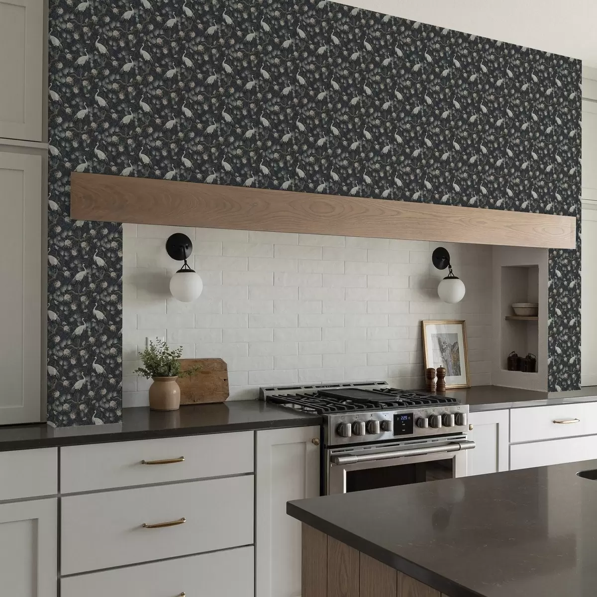 Wallpaper Cranes printre pini și bujori pe un fundal întunecat a00241