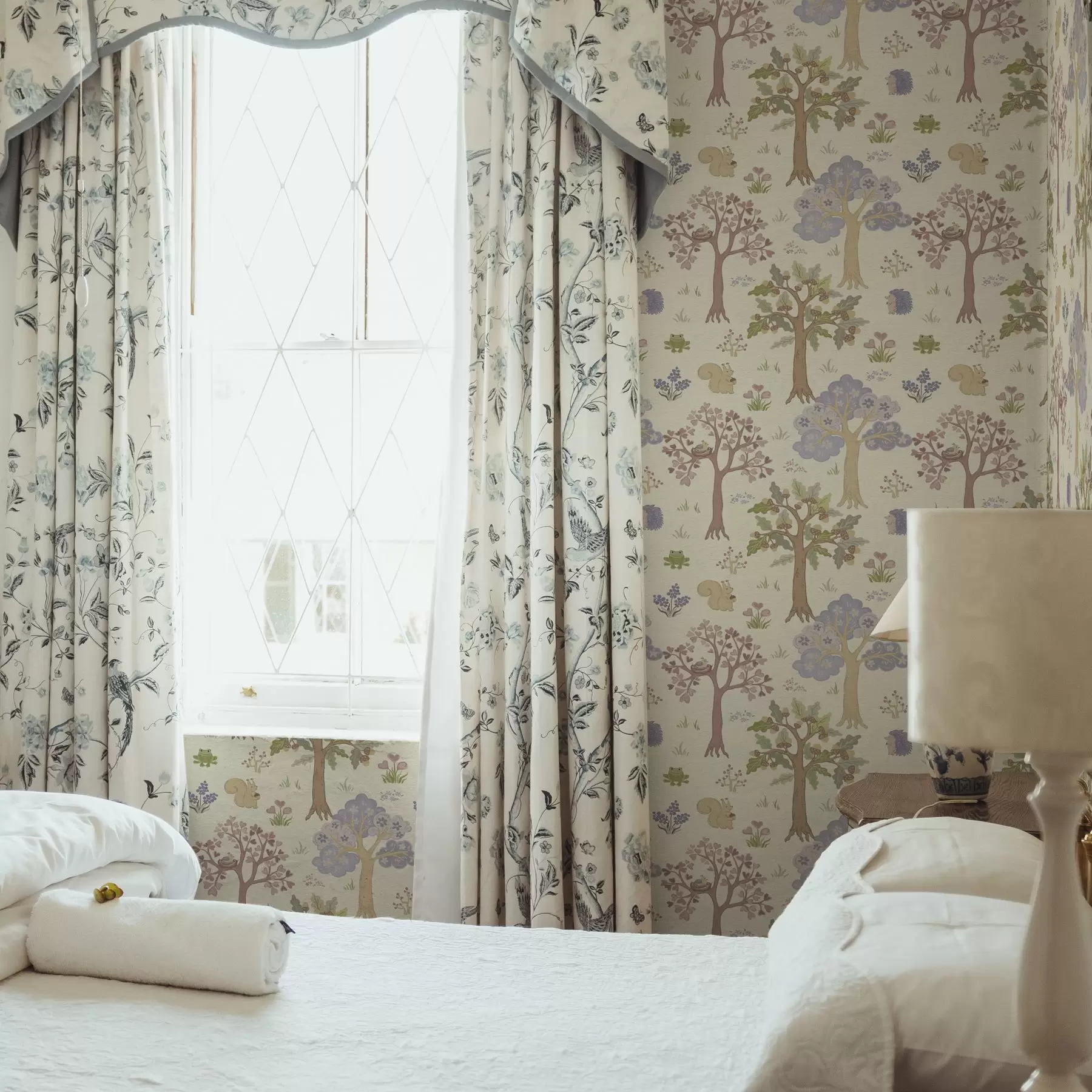 fototapet Pădure de zâne cu animale în stilul copiilor a00264