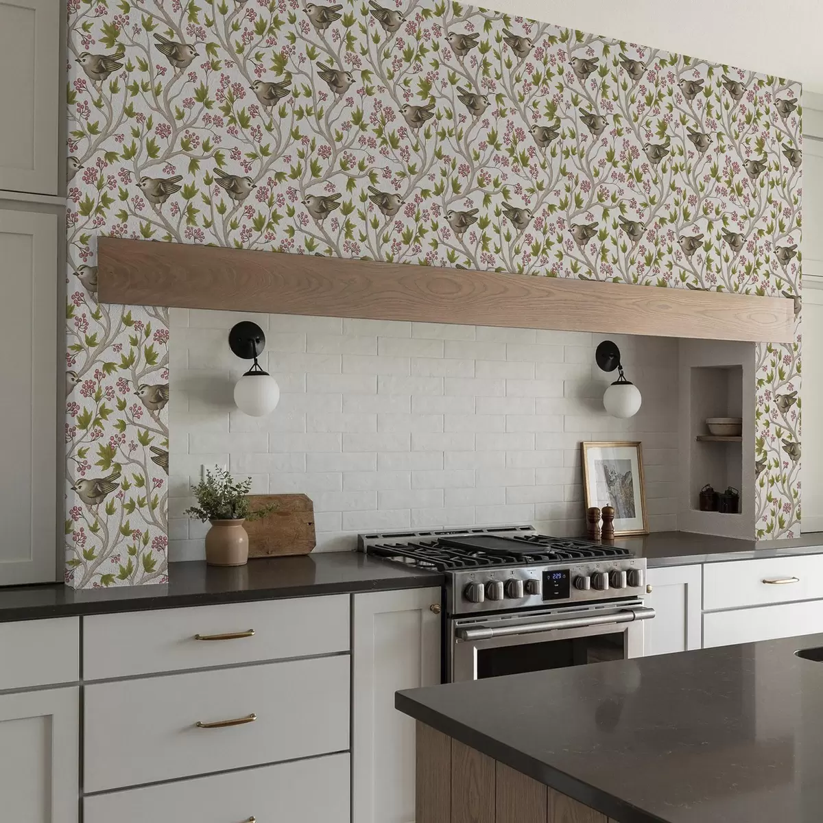 Wallpaper Păsări pe ramuri cu frunze și fructe de pădure pe un fundal alb a00283