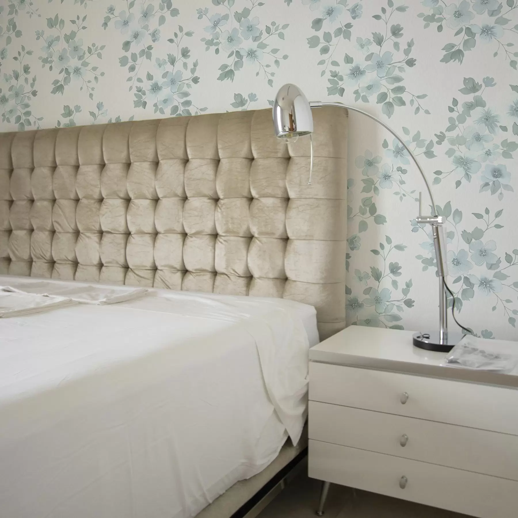 fototapet Flori albastru pal pe un fundal alb, stil acuarelă a00364