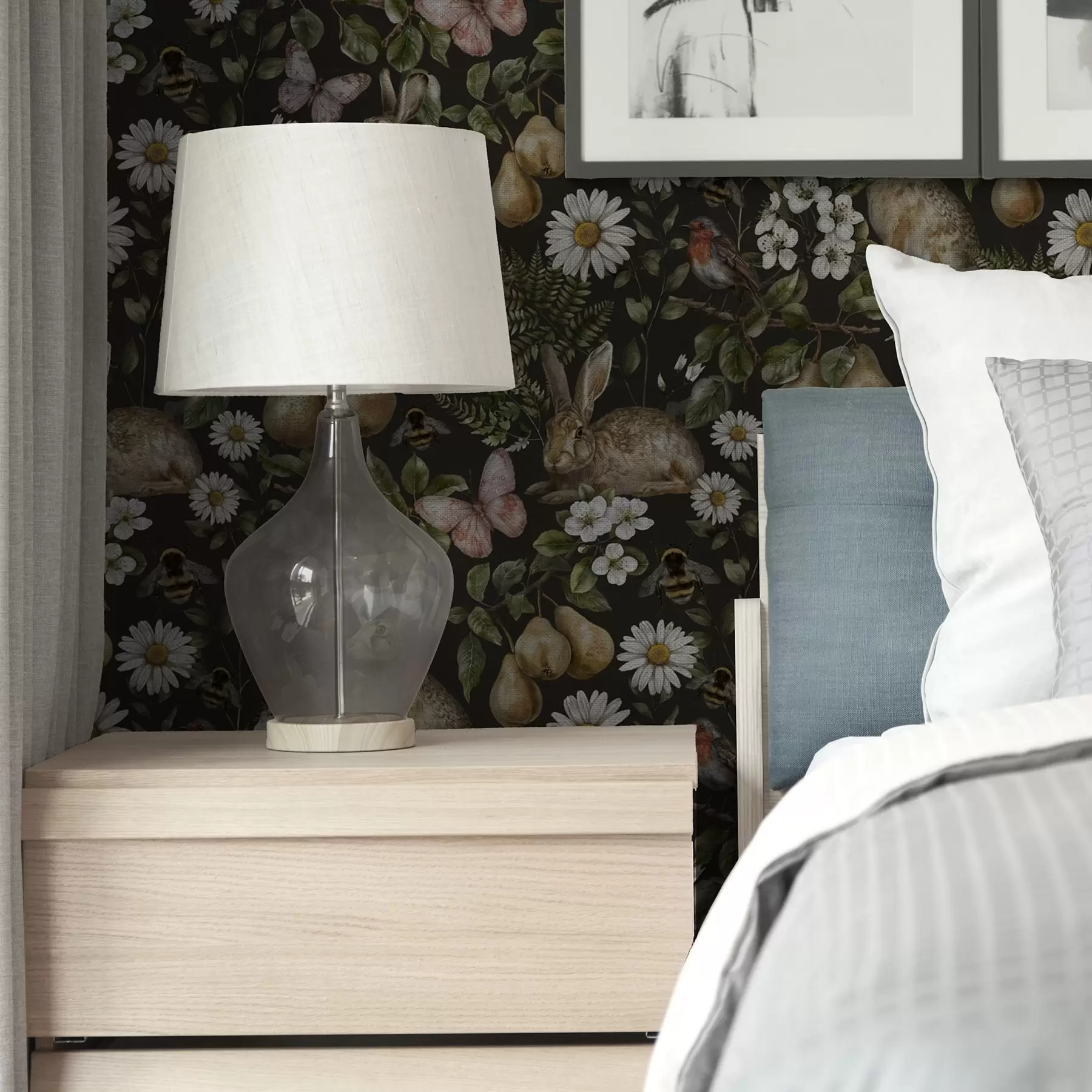 fototapet Iepuri realiști, pere, flori și insecte pe un fundal întunecat a00401