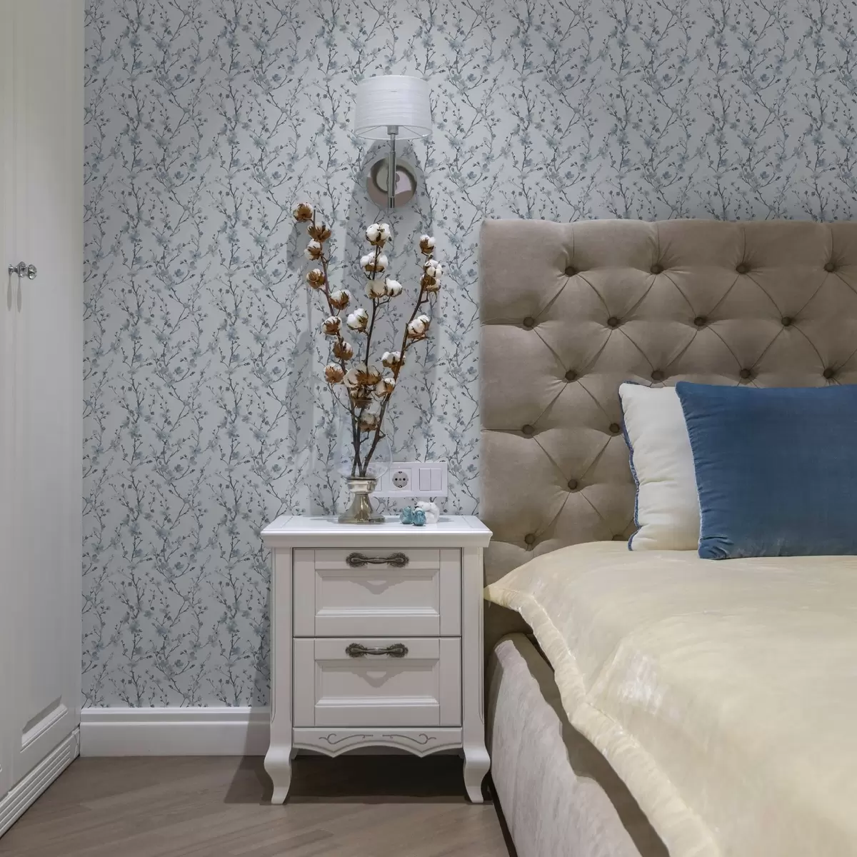 Wallpaper Flori de cireș albastru pe un fundal alb cu contrast moale a00399