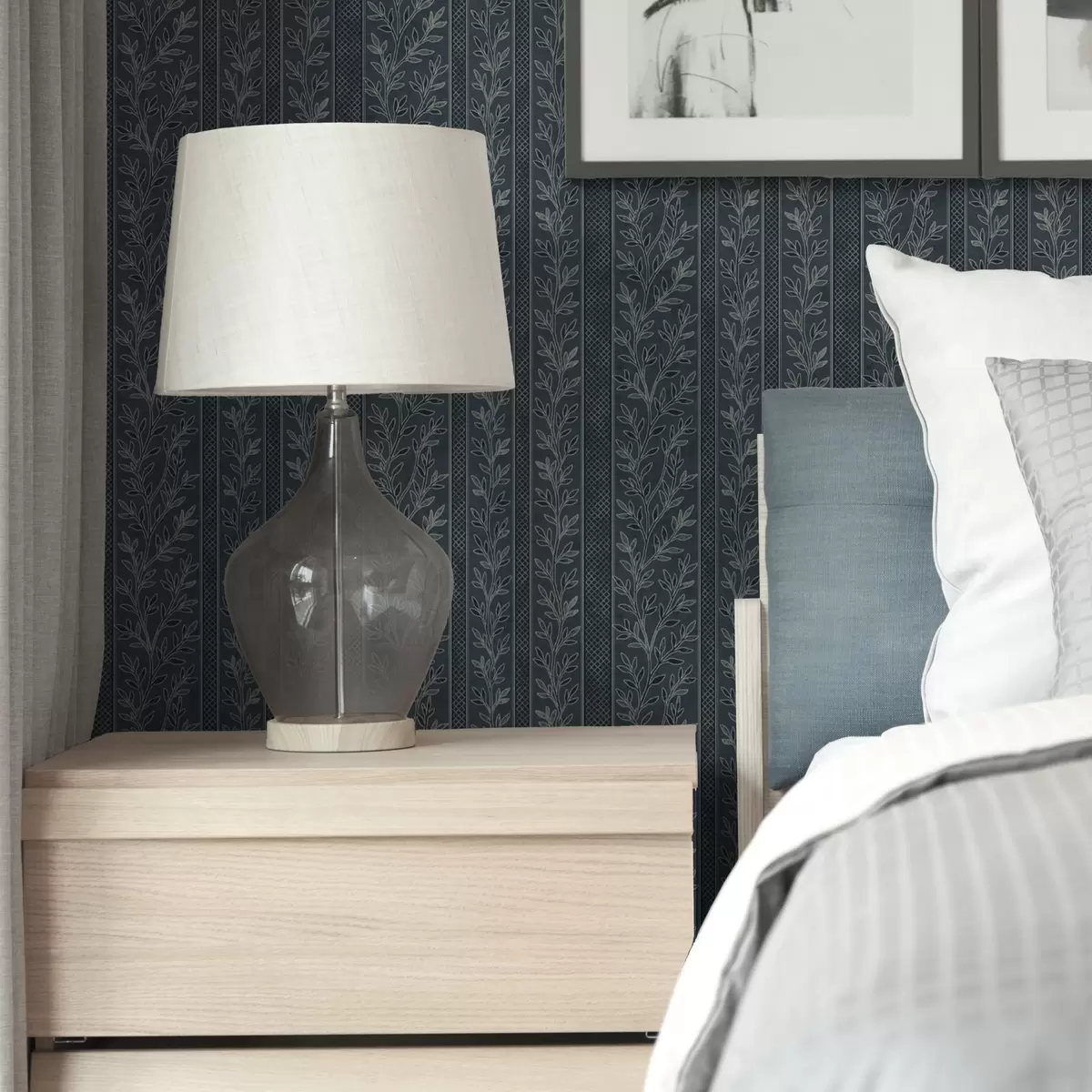 Wallpaper Model în dungi cu crengi pe un fundal albastru a00425