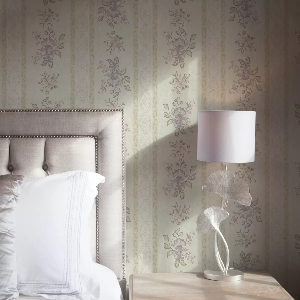 Wallpaper Flori de epocă pe un fundal dungat cu ornament a00440