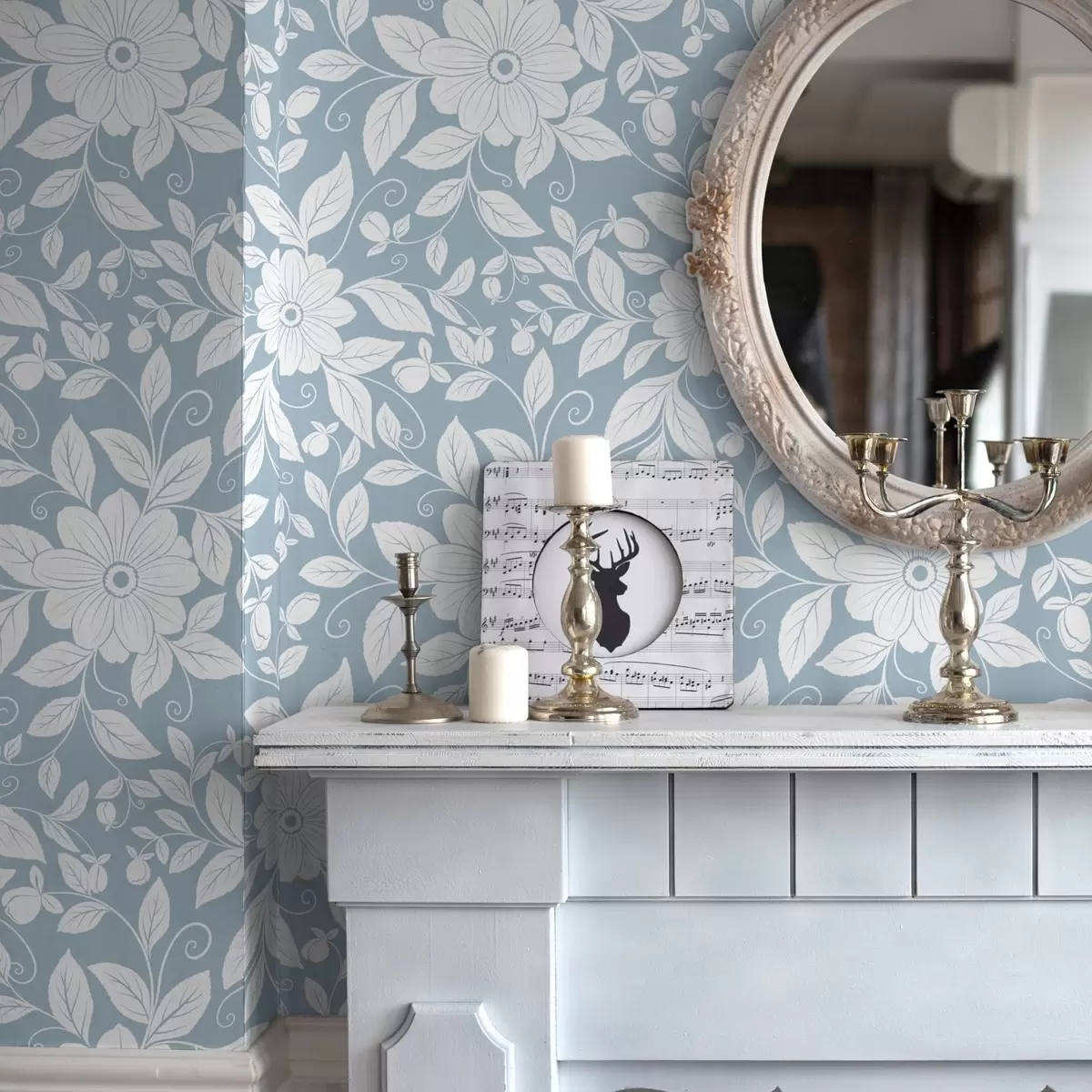 Wallpaper Contur floral alb pe un fundal albastru pastel a00452