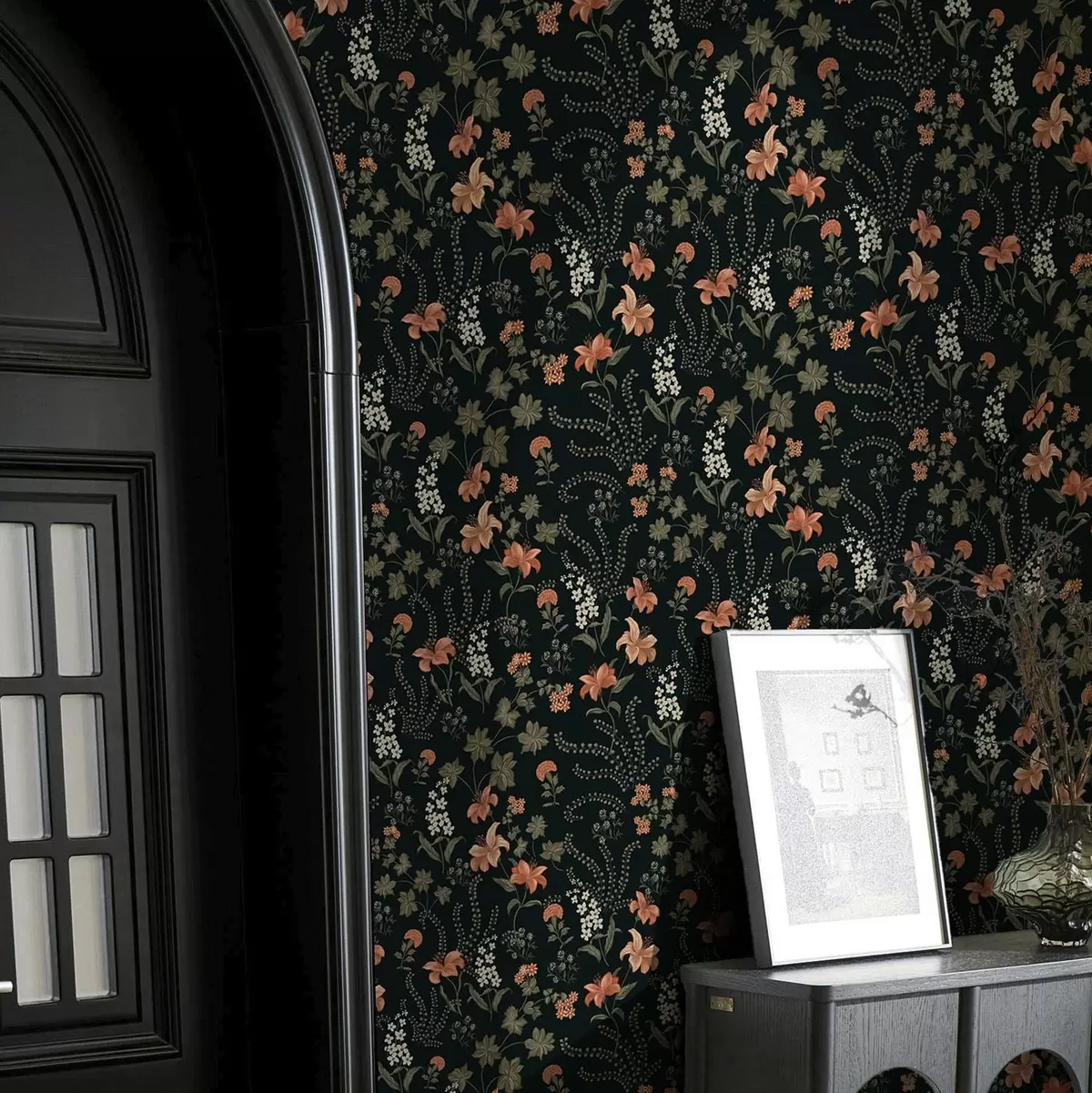 Wallpaper Crini portocalii și flori mici pe un fundal negru a00463