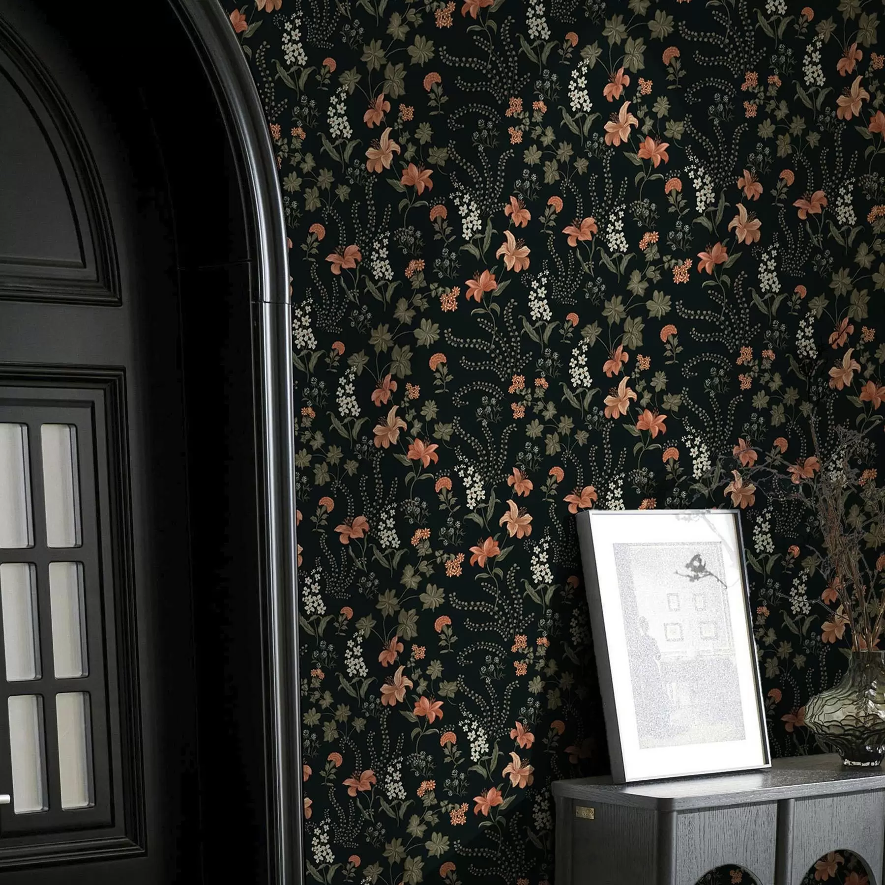 fototapet Crini portocalii și flori mici pe un fundal negru a00463