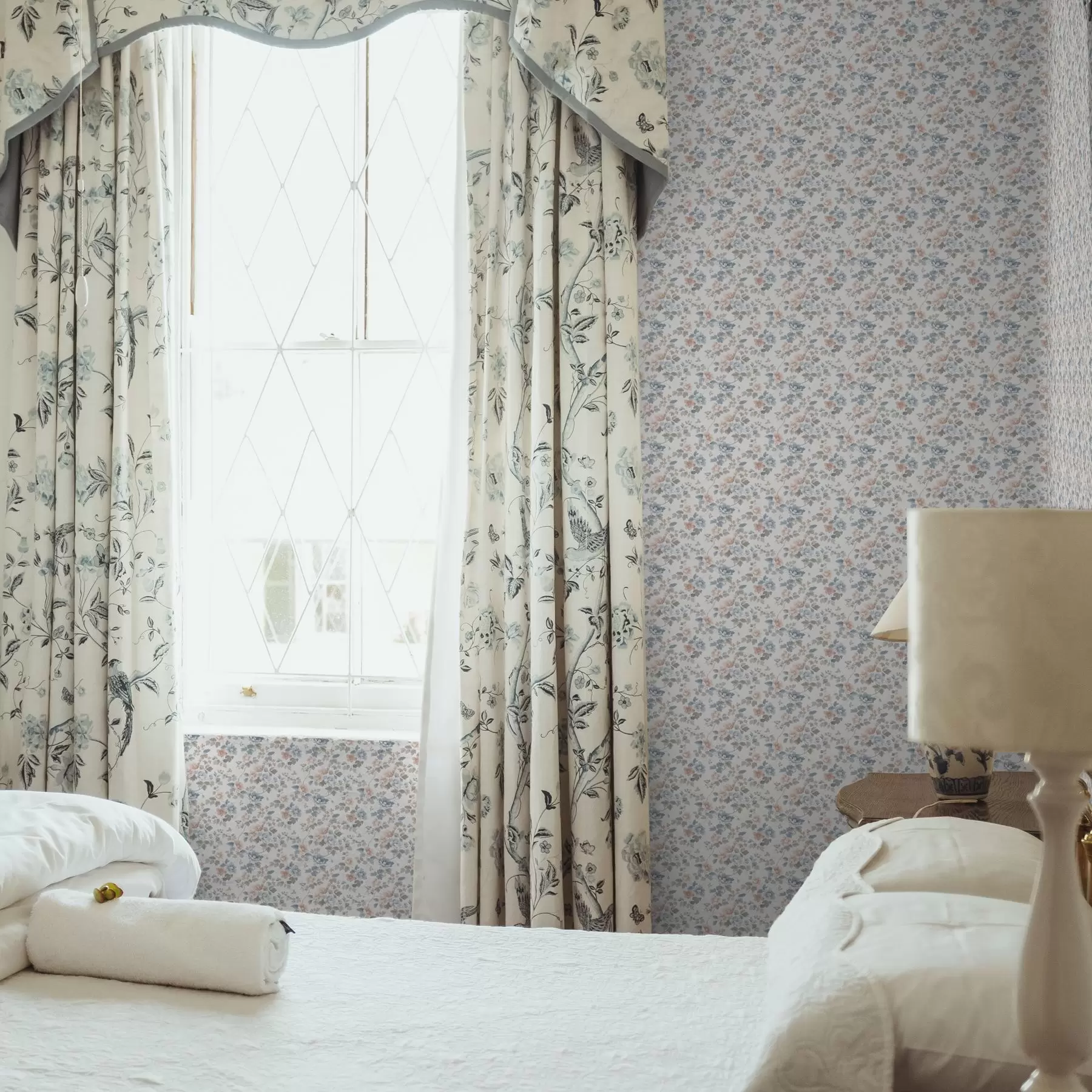 fototapet Ornament floral mic în tonuri de albastru și coral a00347