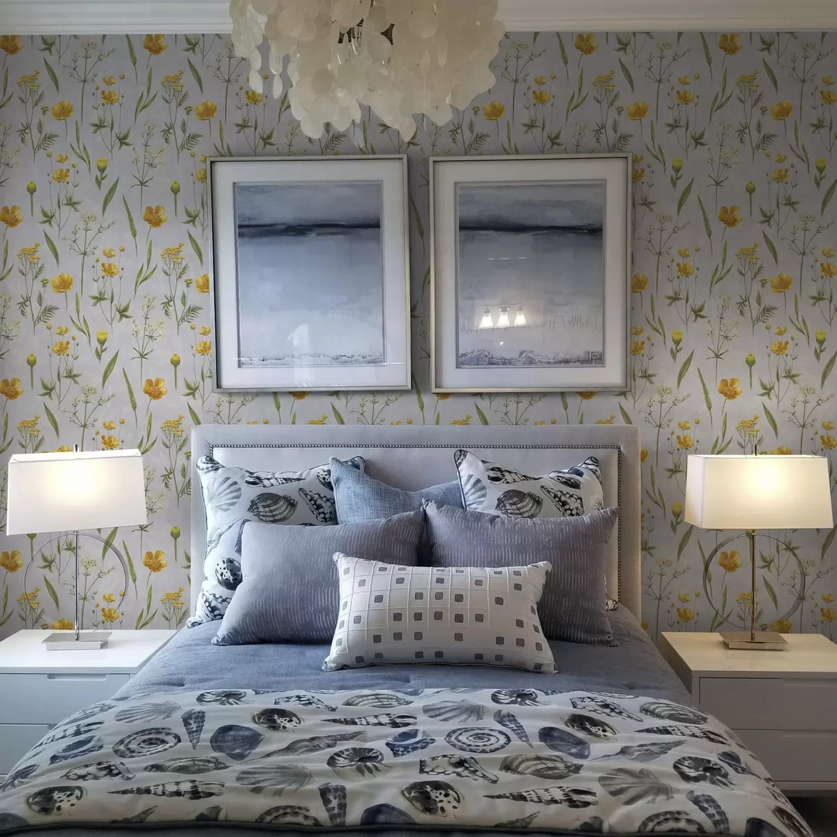 Wallpaper Flori galbene și verdeață pe un fundal gri deschis a00472