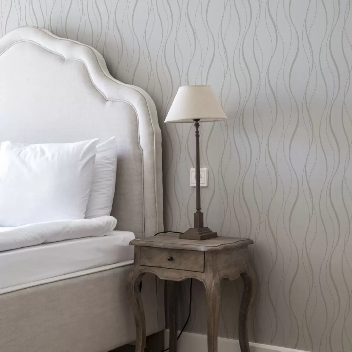 Wallpaper Abstract linii ondulate bej pe un fundal alb a00480