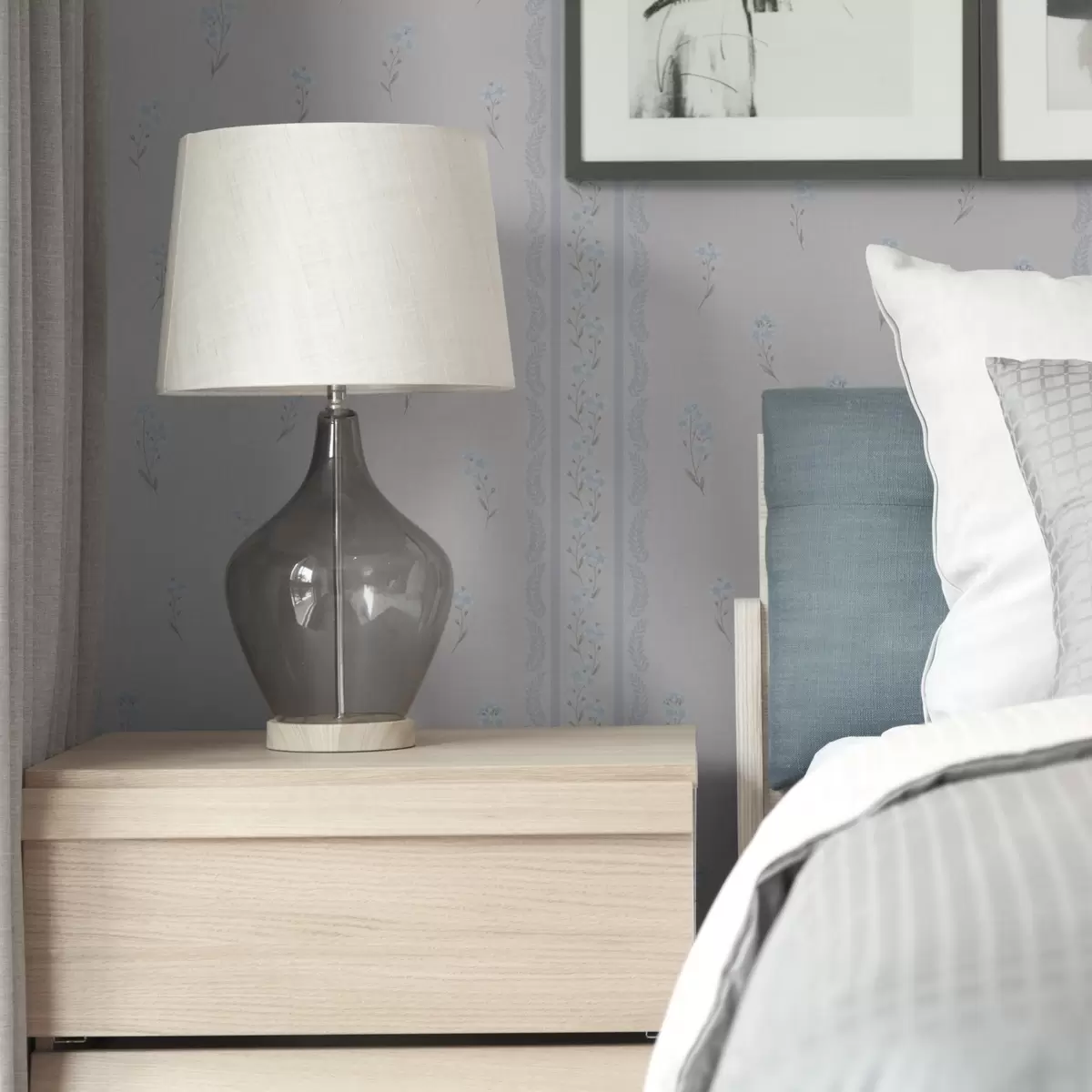 Wallpaper Fundal alb cu flori albastre și dungă decorativă a00484v1