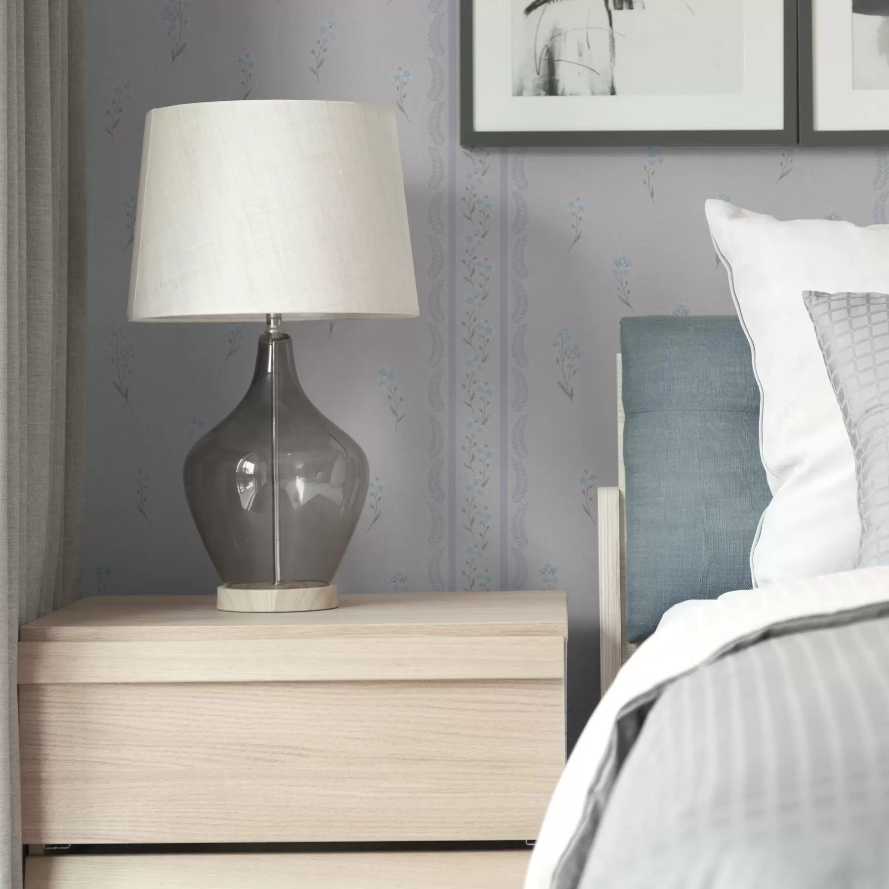 fototapet Fundal alb cu flori albastre și dungă decorativă a00484v1