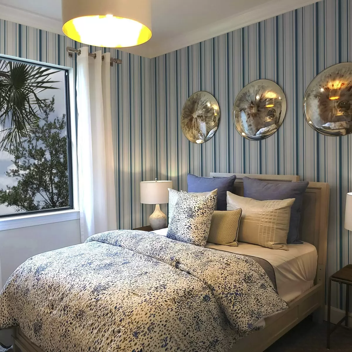 Wallpaper Dungi turcoaz și albastre de diferite lățimi pe un fundal deschis a00530