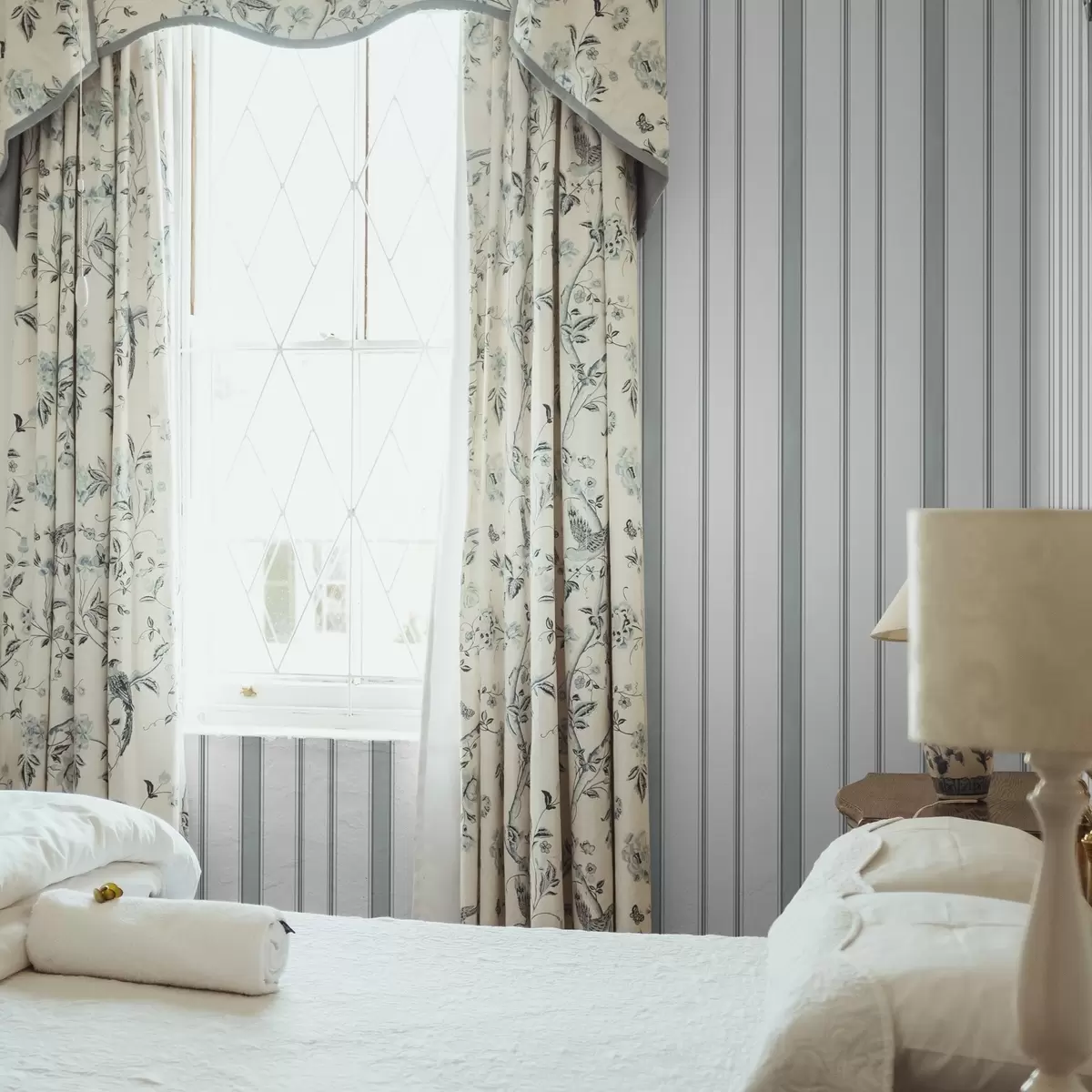 Wallpaper Dungi gri-albastru deschis cu un ritm clasic a00556