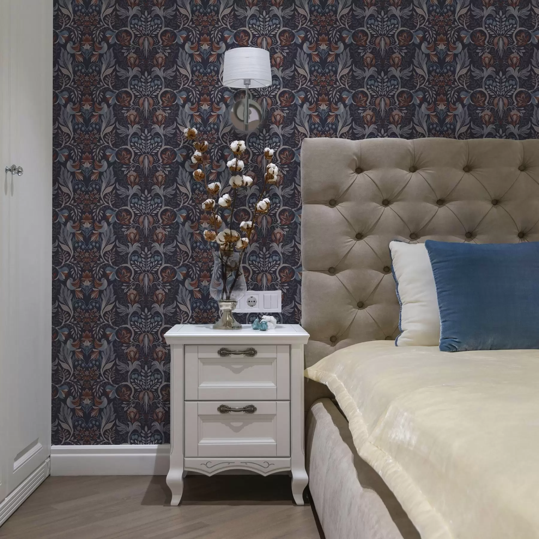 fototapet Flori și păsări populare pe un fundal albastru închis a00502