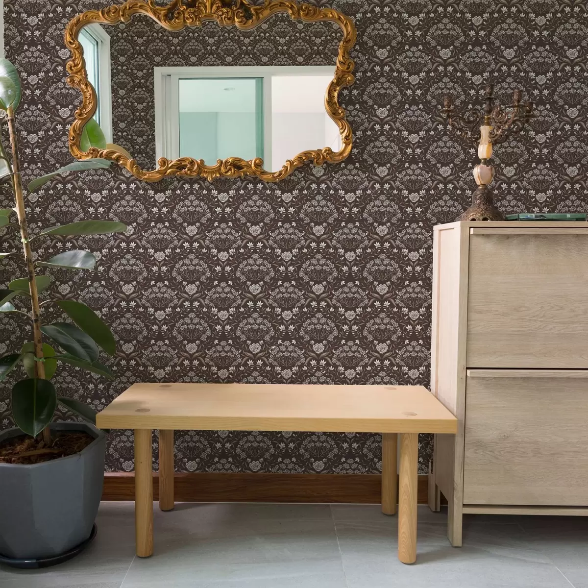 Wallpaper Damasc din ciocolată neagră cu bujori și ghiocei a00603v2