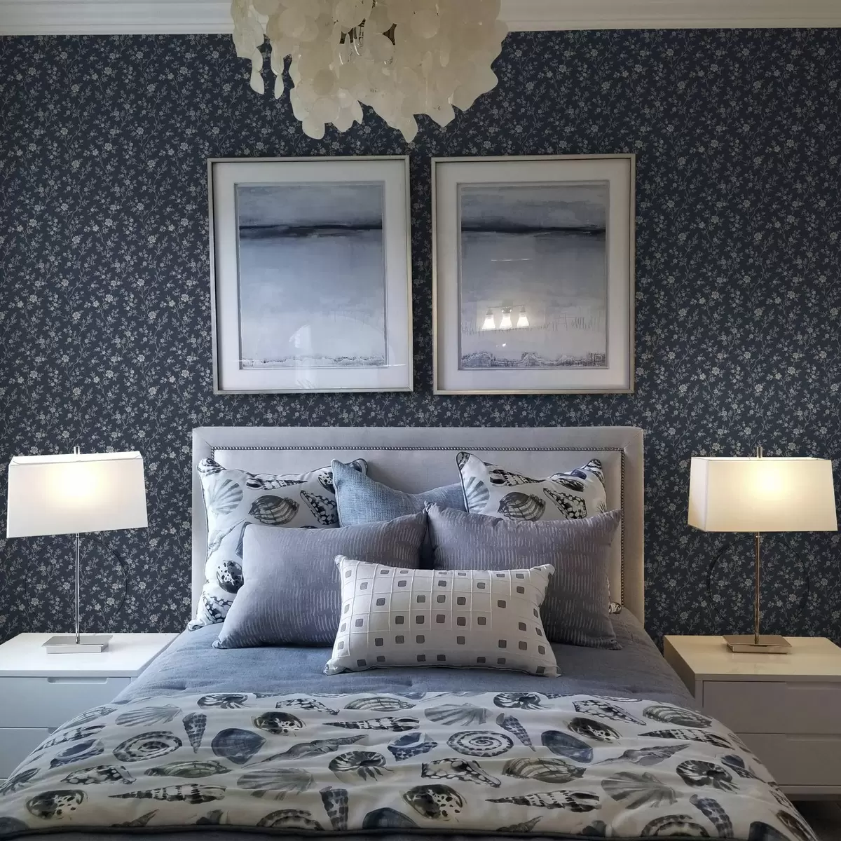 Wallpaper Fundal albastru închis cu ramuri și flori subțiri de culoare bej a00612