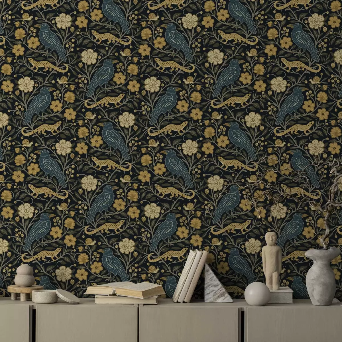 Wallpaper Păsări, șopârle și melci printre flori pe un fundal întunecat a00691