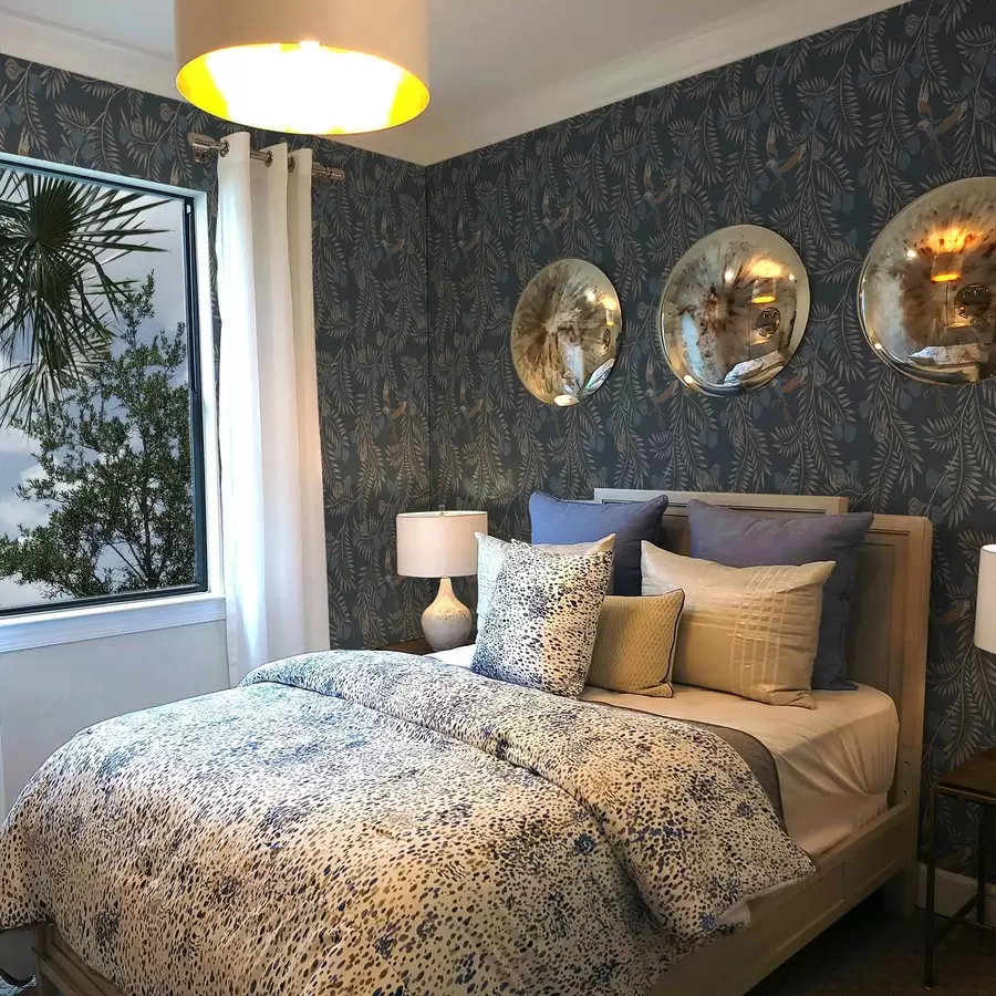 fototapet Pasăre printre fructe albastre și frunze de palmier, indigo a00726