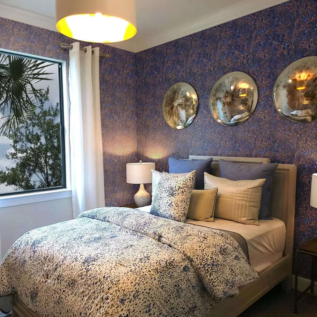 Wallpaper Ramuri roz-maronii și fructe de pădure albastre pe un fundal grafit a00787