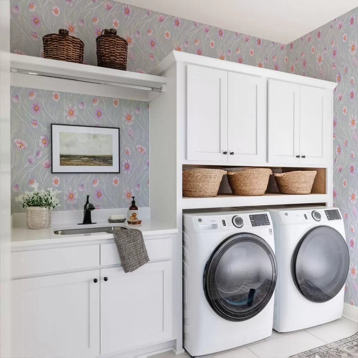 Wallpaper Cosmos roz și tulpini subțiri pe fond gri a00791