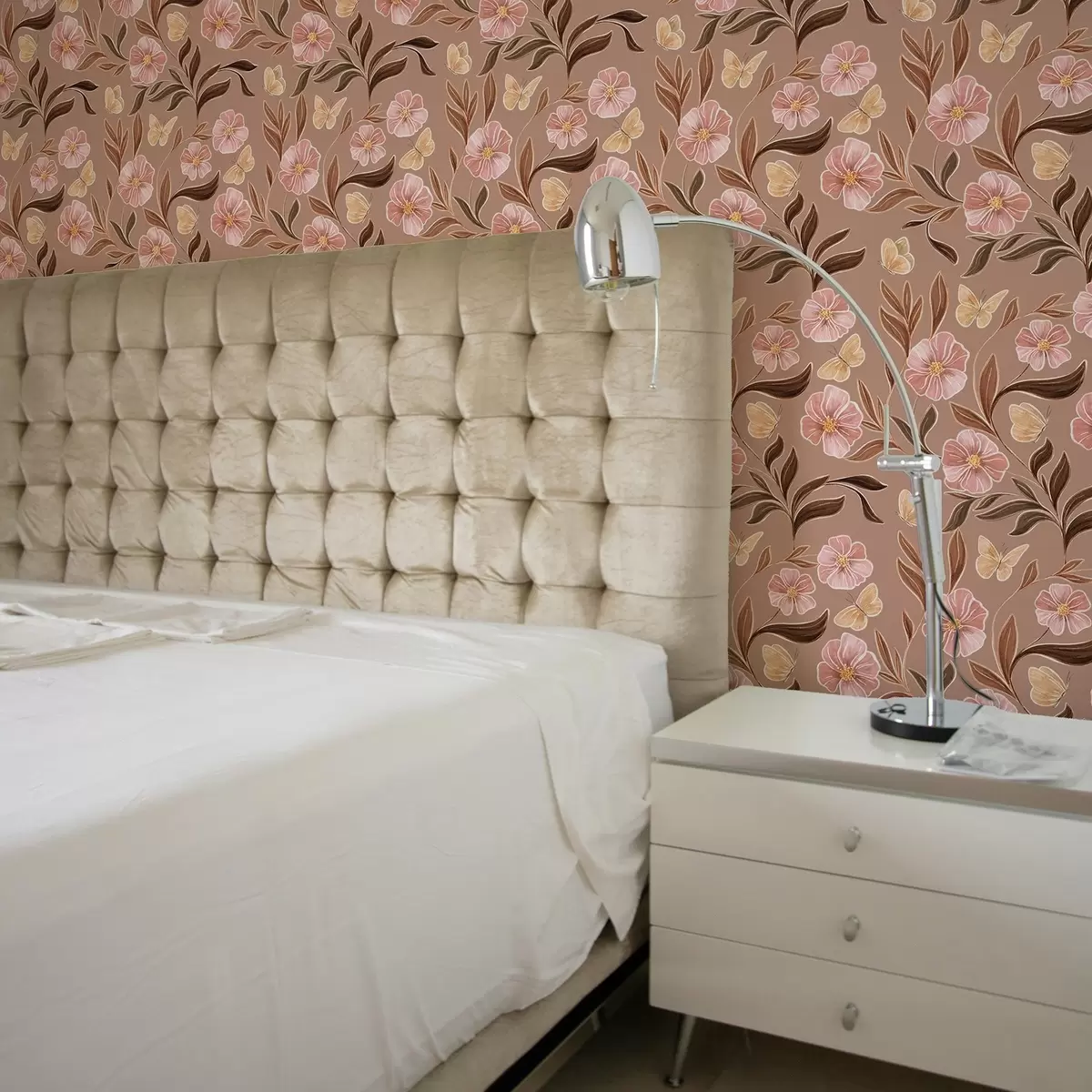 Wallpaper Flori roz și fluturi pe un fundal maro cald a00633v1