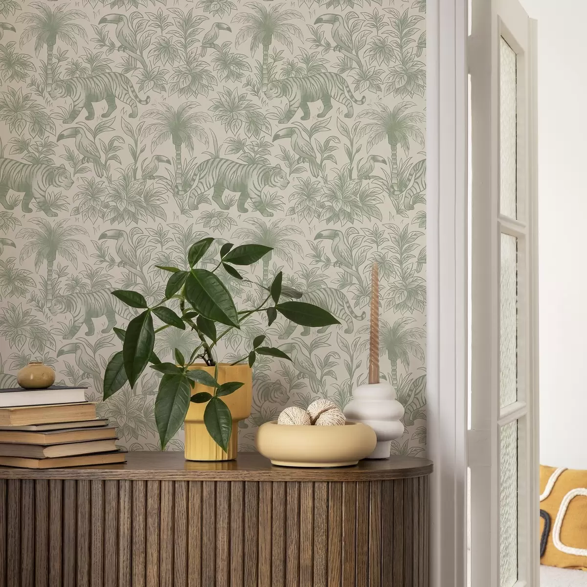 Wallpaper Tigri și păsări tropicale printre palmieri pe un fundal deschis a00711