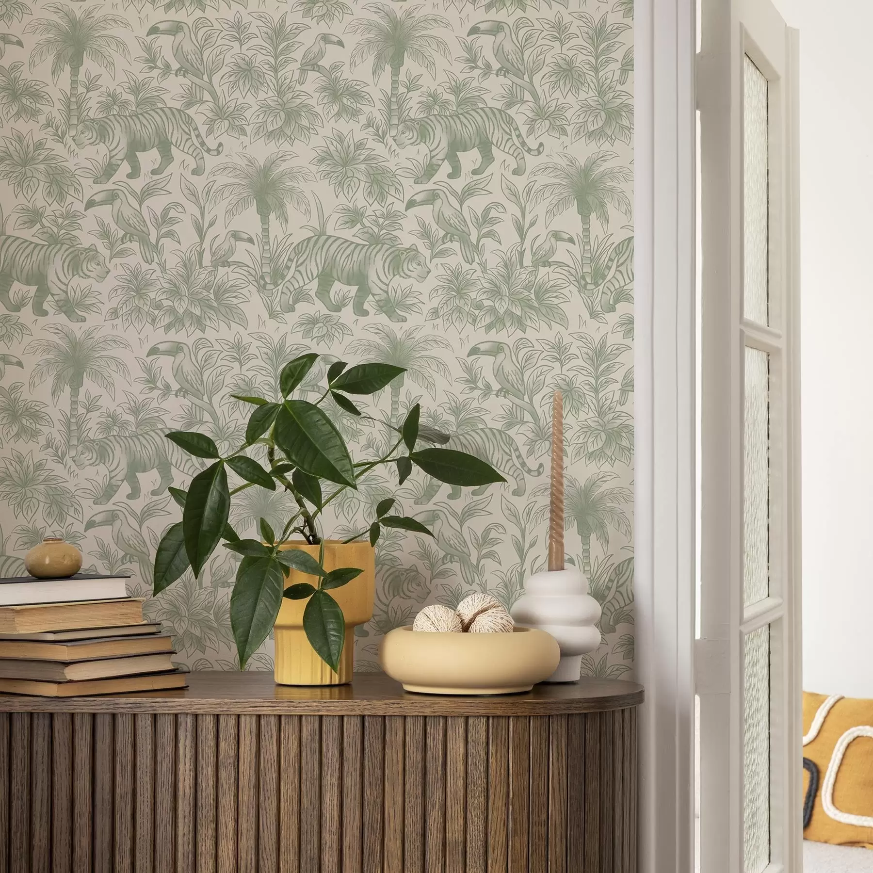 fototapet Tigri și păsări tropicale printre palmieri pe un fundal deschis a00711