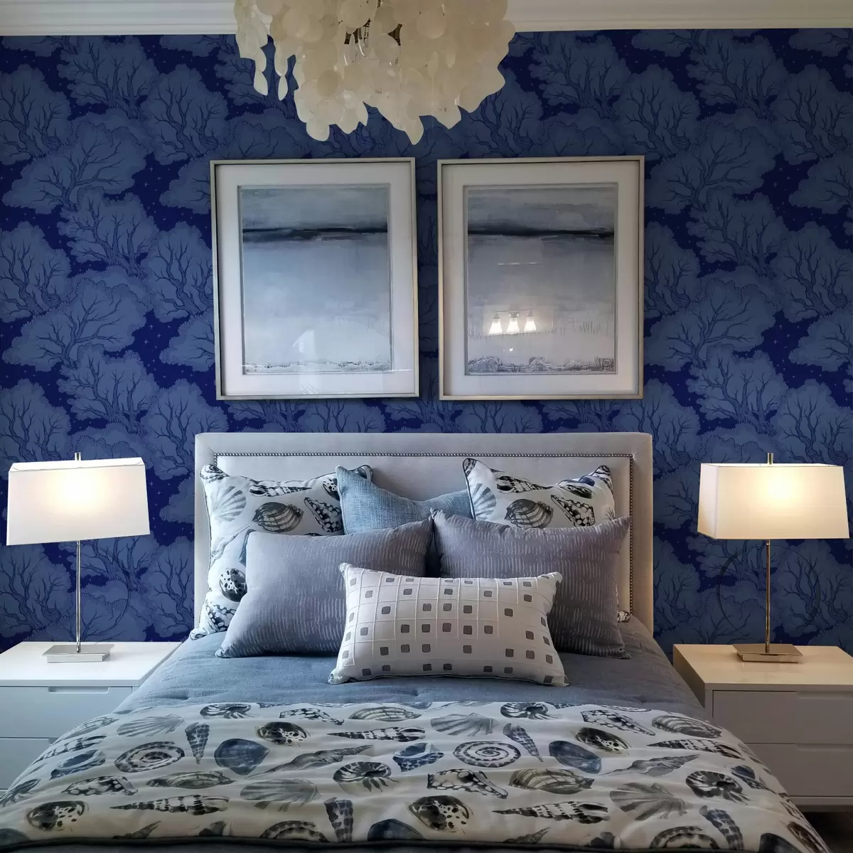 Wallpaper Siluete de copaci sub un cer înstelat în nuanțe de albastru a00798