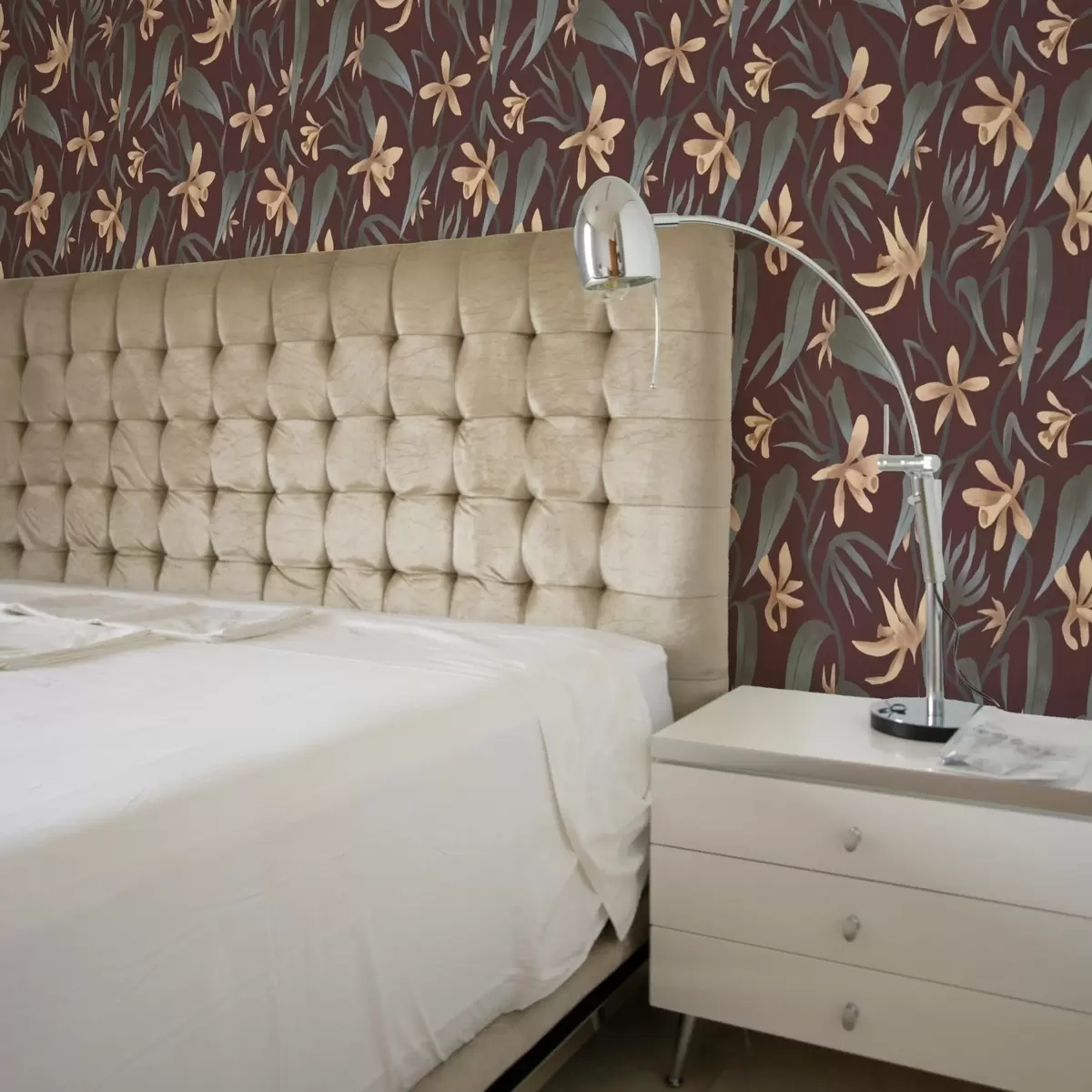 Wallpaper Flori crem cu frunze gri pe fond burgund a00833