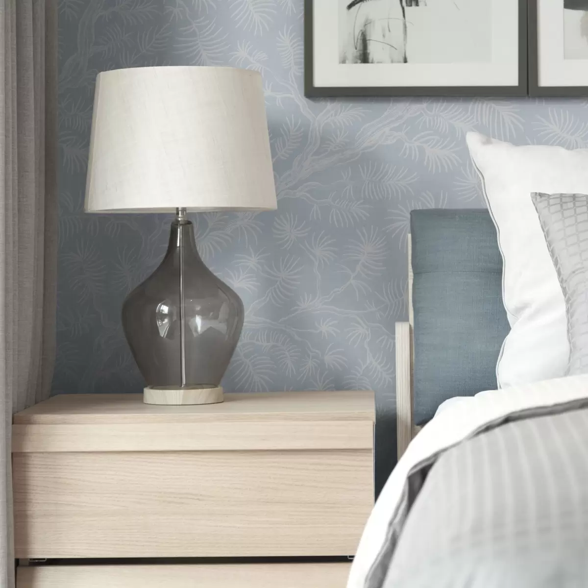 Wallpaper Ramuri de pin în tonuri deschise pe fundal albastru a00838