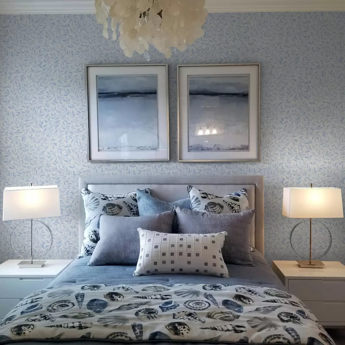 Wallpaper Ramuri albastre cu frunze pe fond albastru deschis a00842