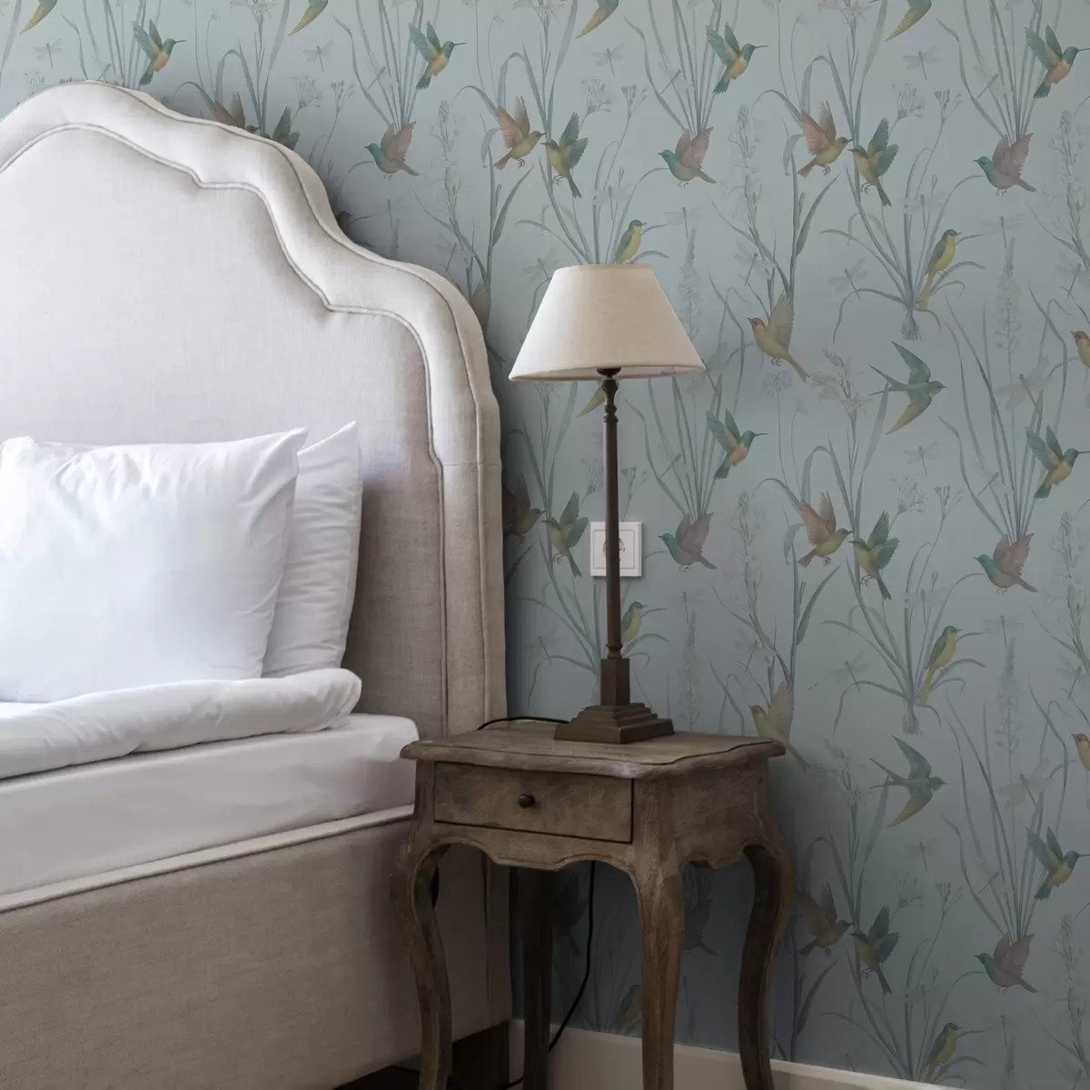 Wallpaper Păsări printre ierburile de pe pajiște, pe un fundal cenușiu-albastru a00776