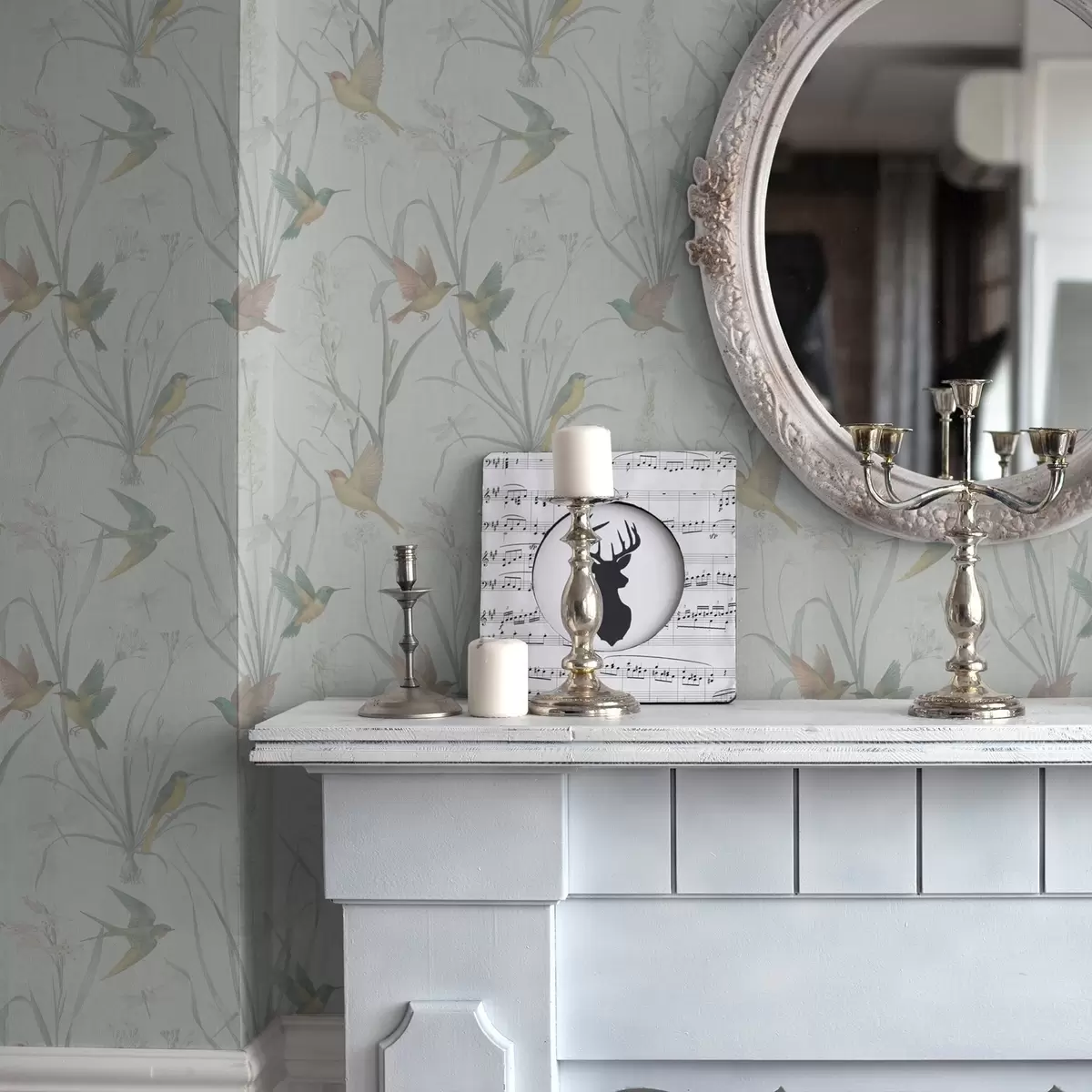 Wallpaper Păsări printre ierburile de pe pajiște, pe un fundal gri deschis a00776v1