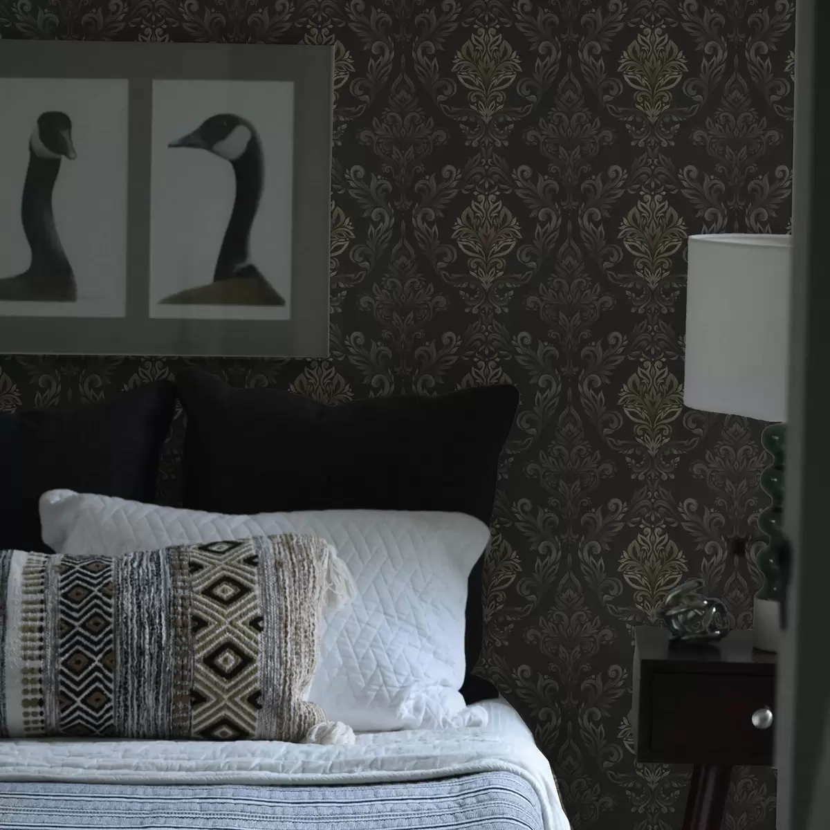 Wallpaper Damasc pe fond grafit închis, accente de ocru măslin a00828v5