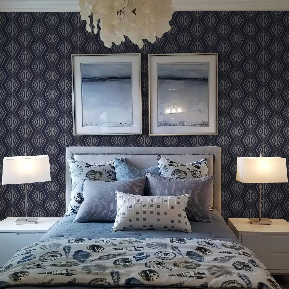 Wallpaper Diamante geometrice în formă de raze pe un fundal albastru închis a00925