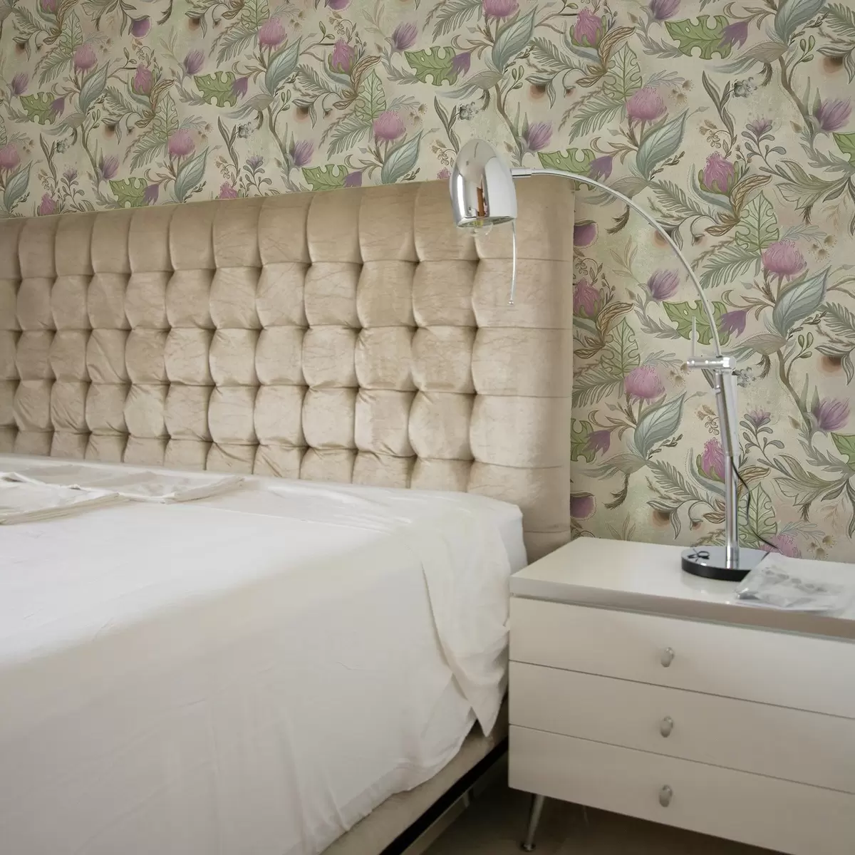 Wallpaper Muguri de liliac și verdeață delicată pe fond crem a00930v2