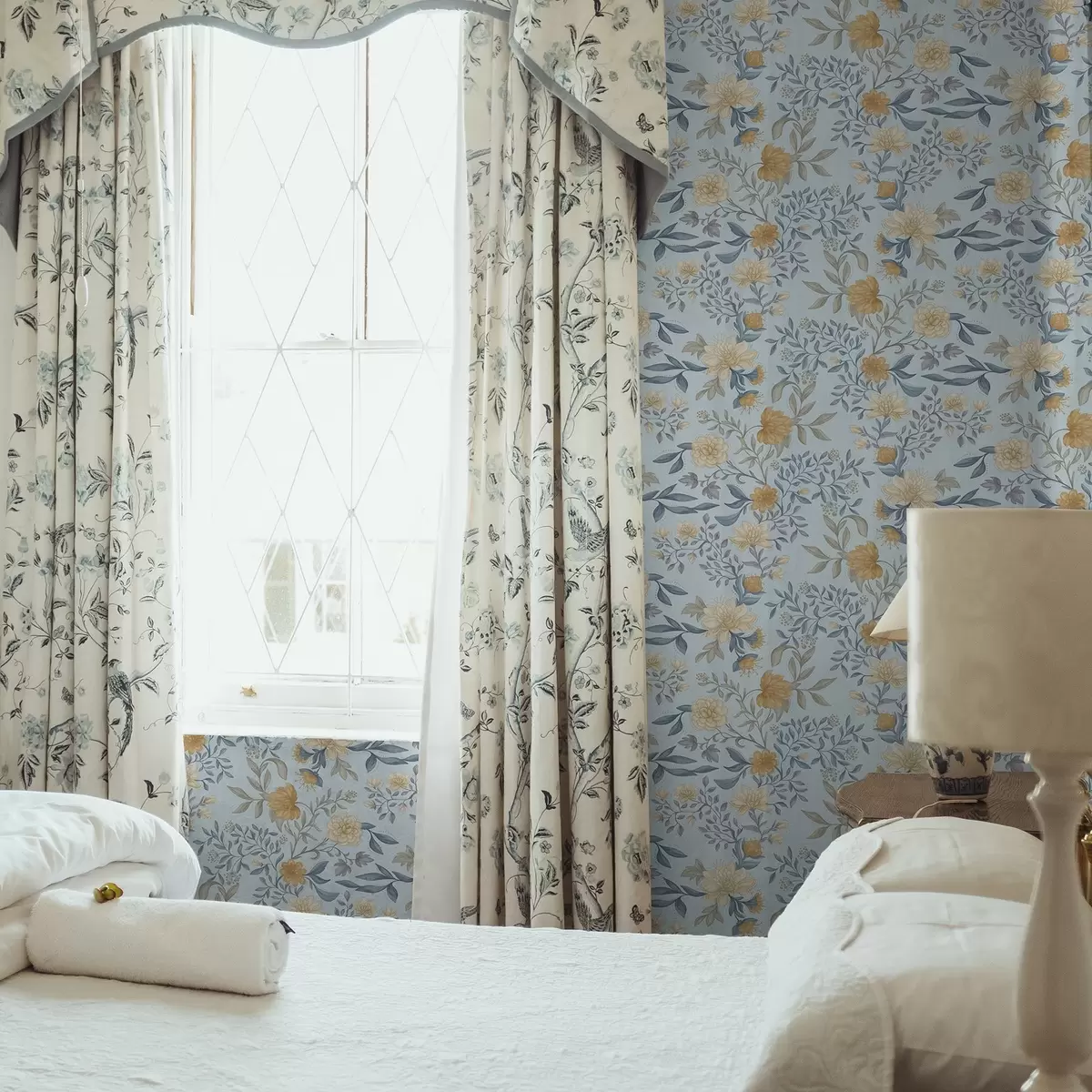 Wallpaper Flori galbene și albastre cu frunze pe un fundal albastru ca cerul a00934