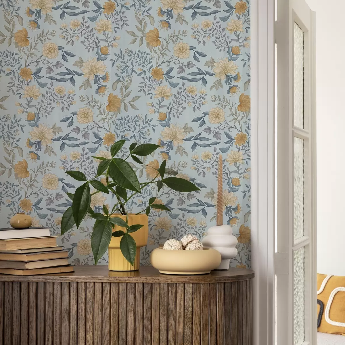 Wallpaper Flori galbene și albastre cu frunze pe un fundal albastru ca cerul a00934