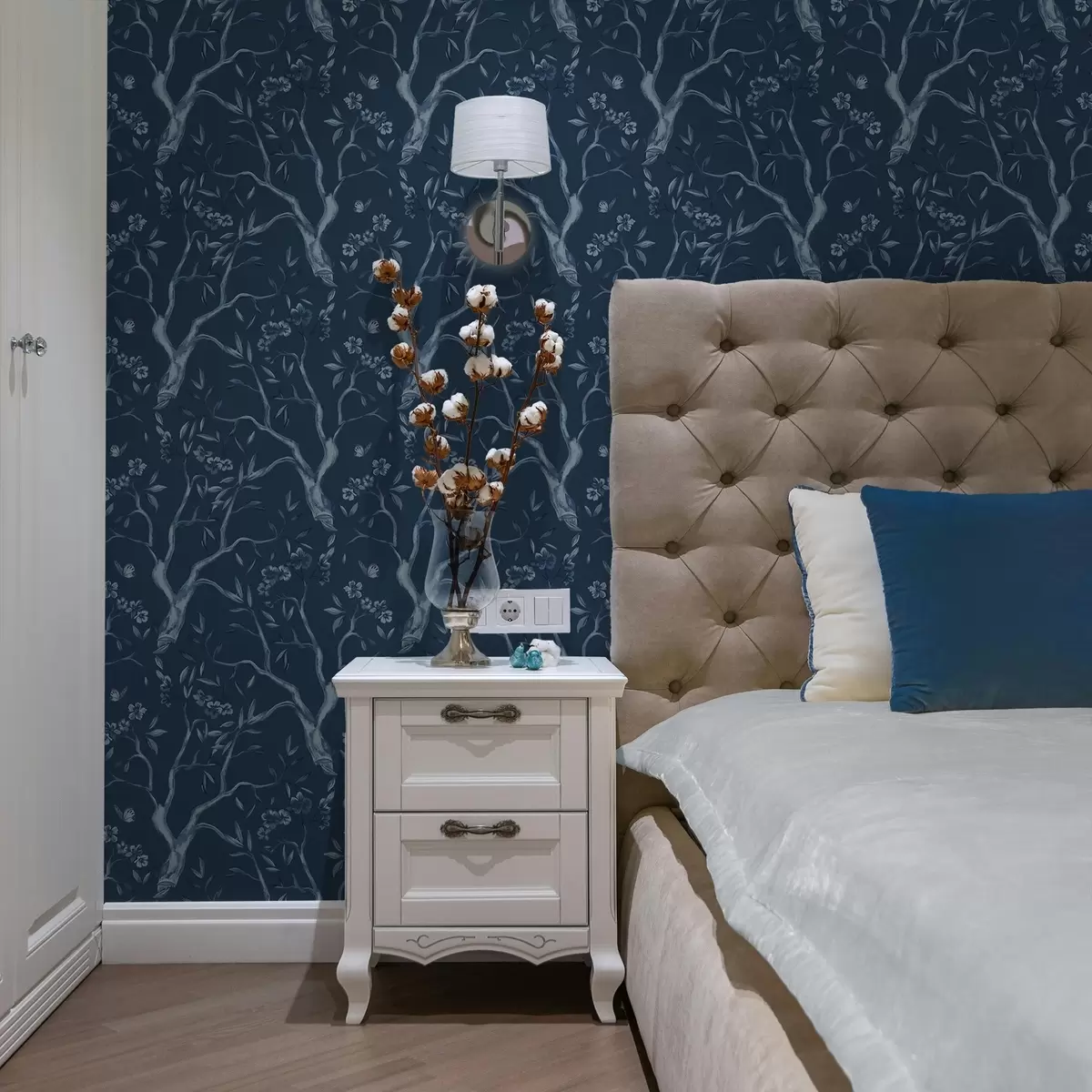 Wallpaper Ramuri cu flori albastre și fluturi pe un fundal întunecat a00951v1