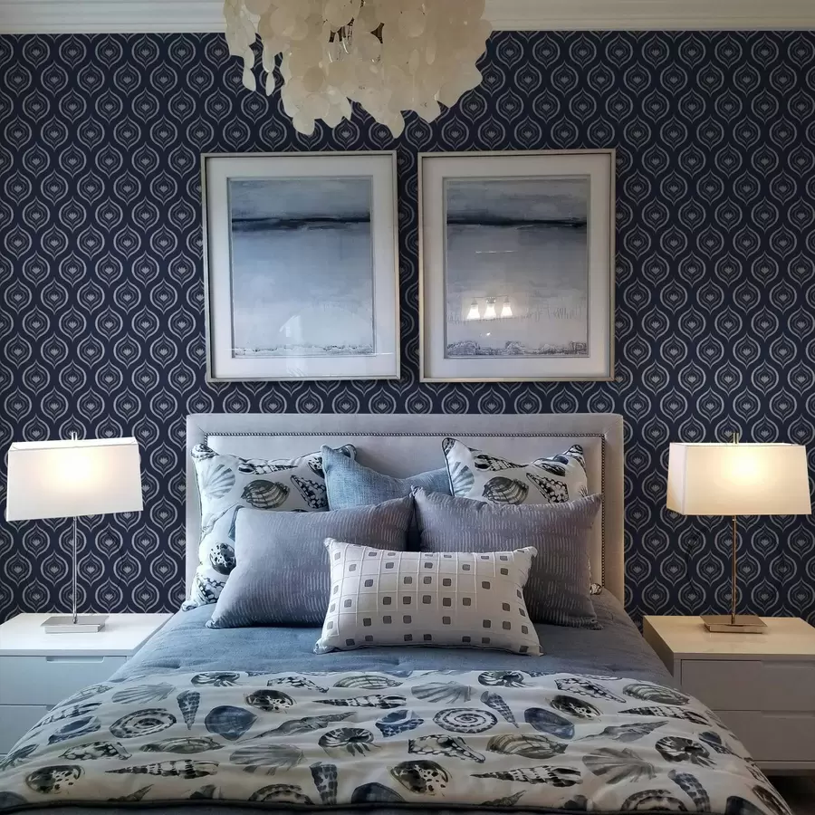 fototapet Motivele contrastante ale picăturilor cu o floare pe un fundal albastru închis a00977v1