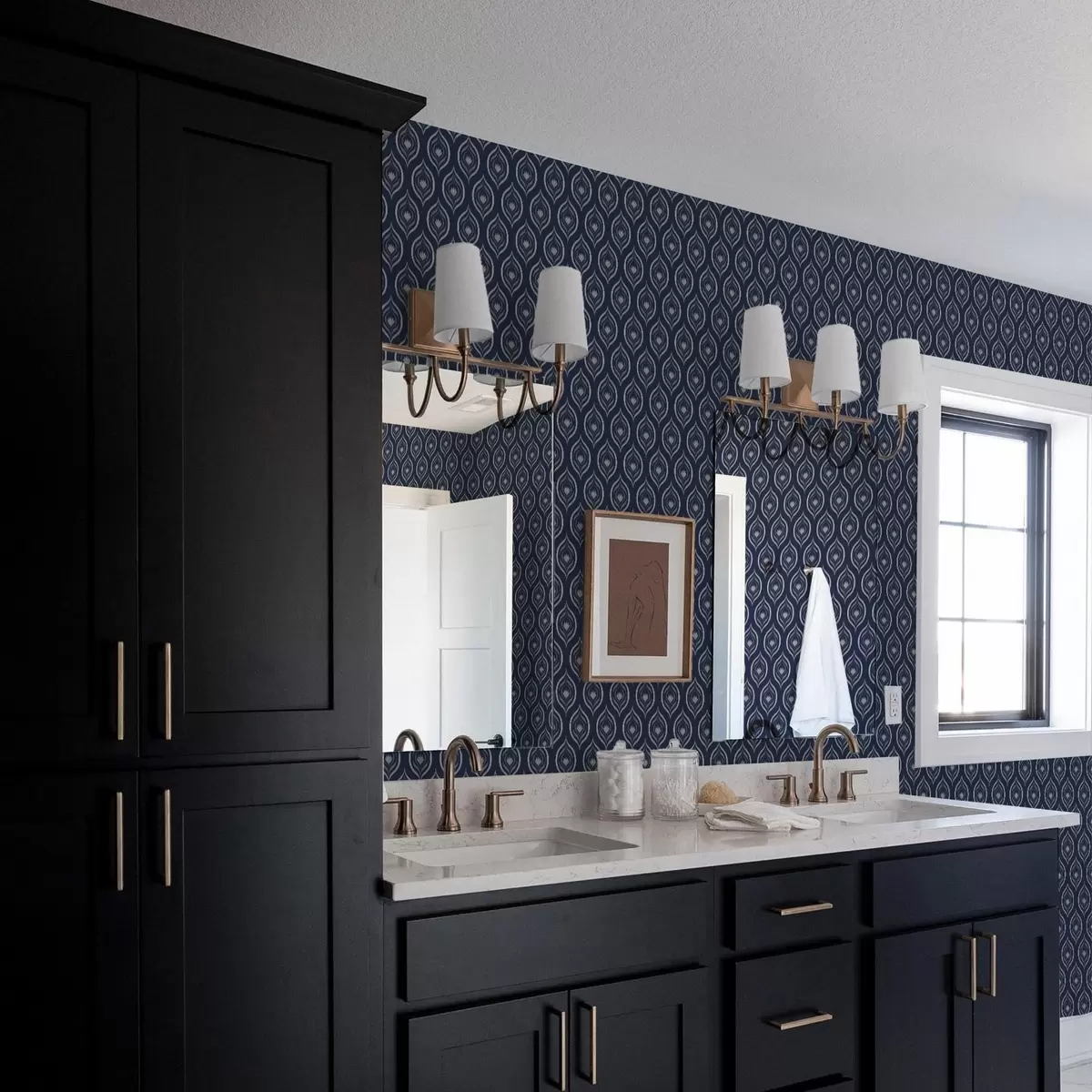 Wallpaper Motivele contrastante ale picăturilor cu o floare pe un fundal albastru închis a00977v1