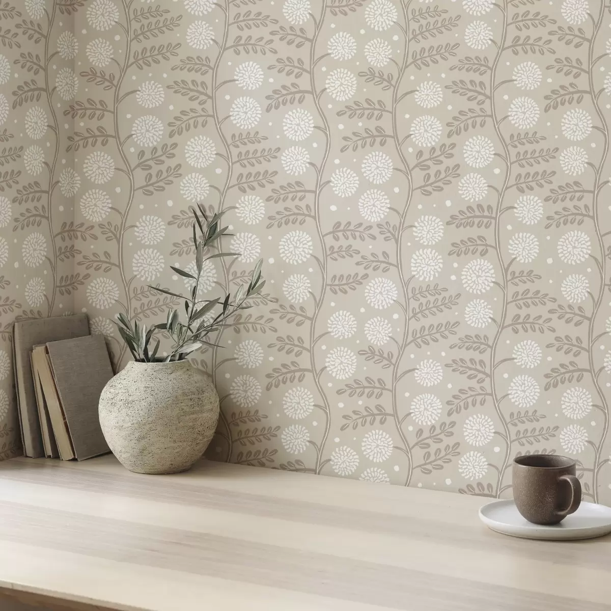 Wallpaper Tulpini bej cu flori albe pufoase și puncte moi a00997