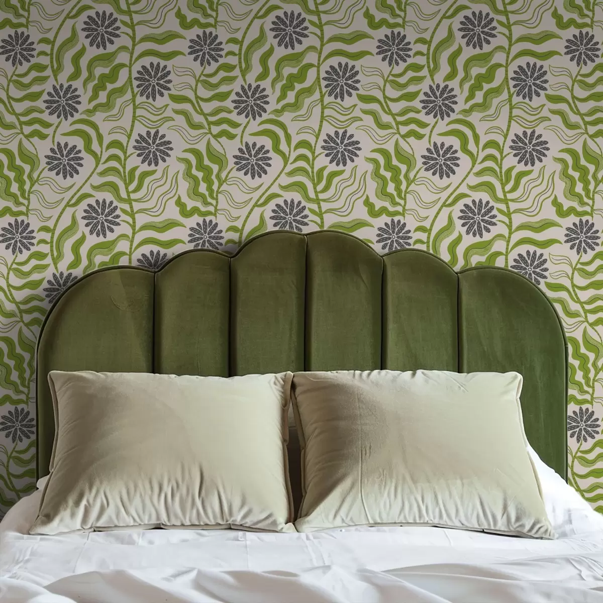 Wallpaper Margarete verzi jucăușe cu frunze ondulate pe un fundal crem a00998