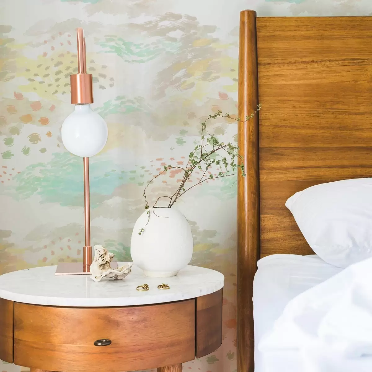 Wallpaper Pensule ușoare în culori pastelate pe un fundal aproape alb a00999