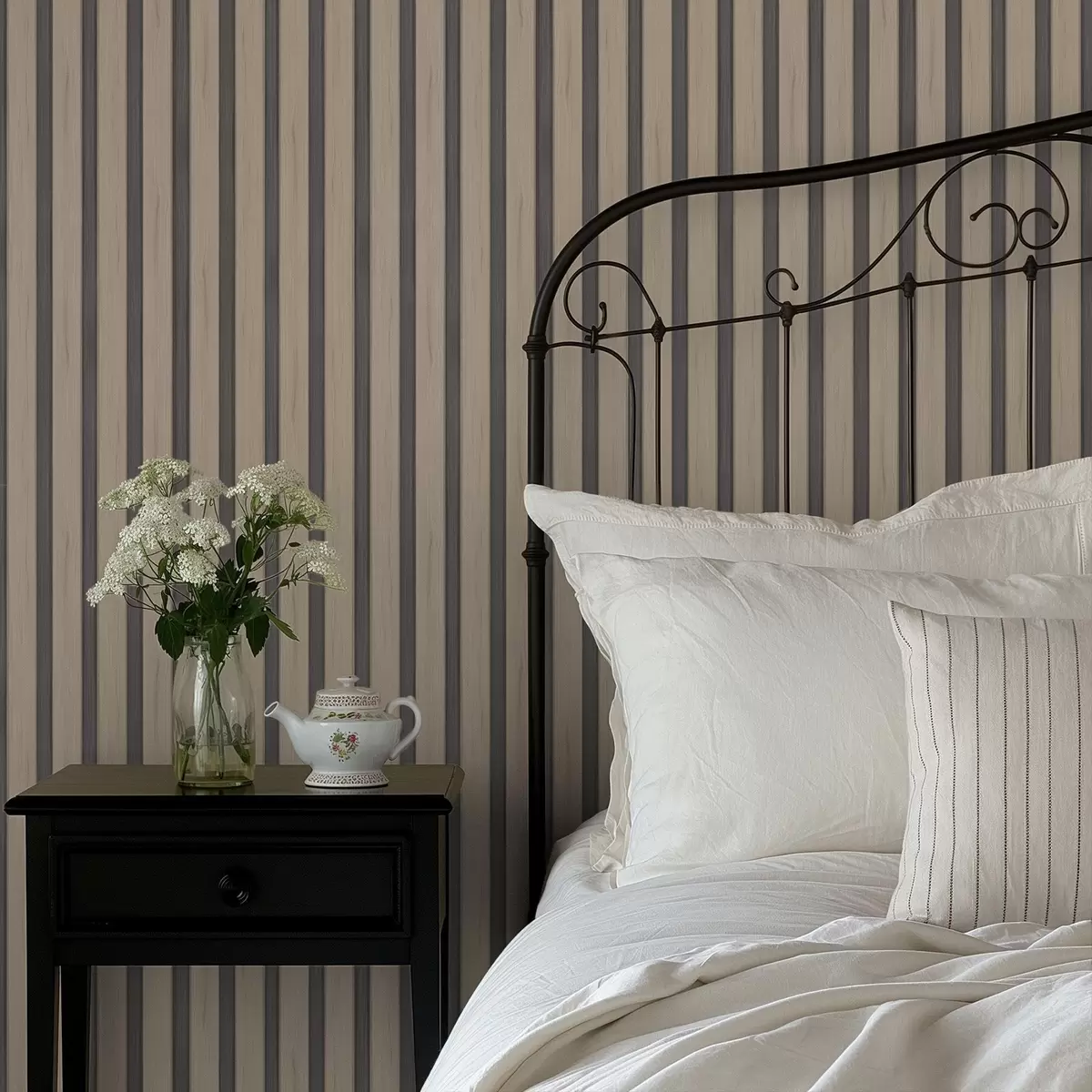 Wallpaper Scânduri de lemn bej cu dungi verticale închise la culoare a01054v2