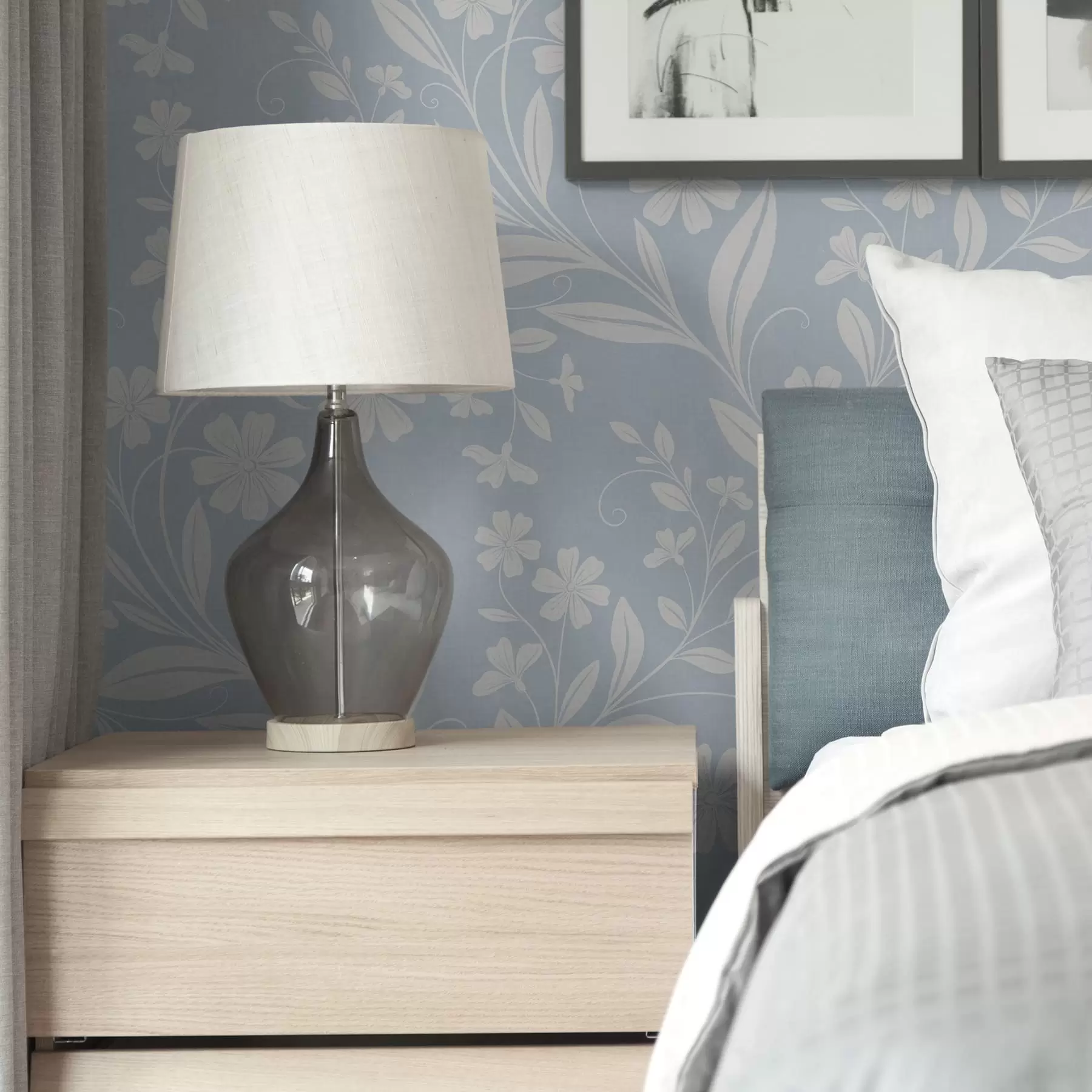 fototapet Flori albe și viță de vie pe un fundal albastru deschis a01242